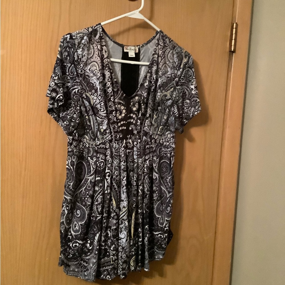 Cute womens short sleeve blouse by World Unity. Size large